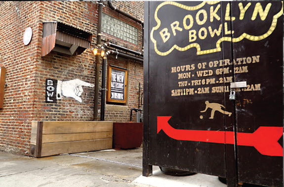 Brooklyn Bowl in hun hoogwaardige toiletten gebruik van de snelle, energiezuinige XLERATOR-handdrogers om de duurzaamheid te bevorderen